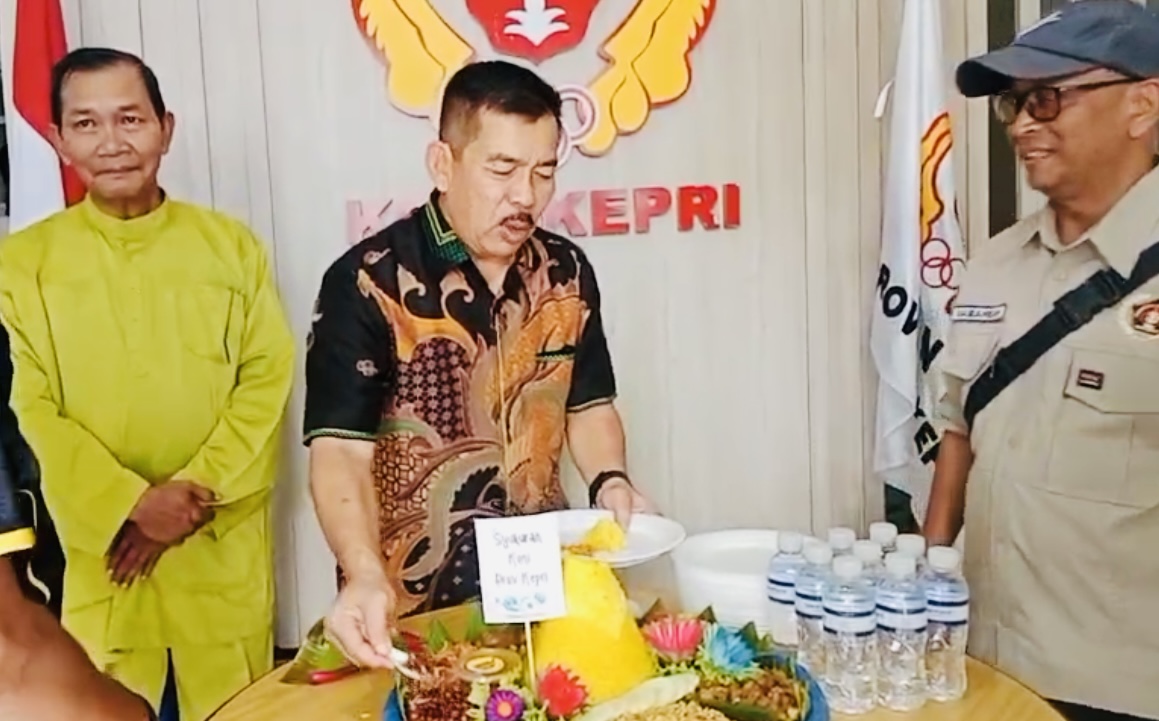 Syukuran pengurus KONI Kepri di kawasan komplek pertokoan Khazanah Sukajadi, Batam, Sabtu (27/9) atas lahirnya Permenpora Nomor 7 Tahun 2025 yang mencabut Permenpora Nomor 14 Tahun 2024.